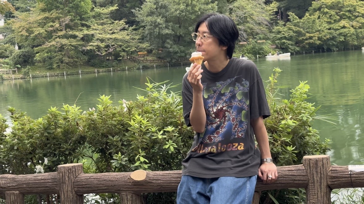ホリエアツシ、ソフトクリームを食べる。
